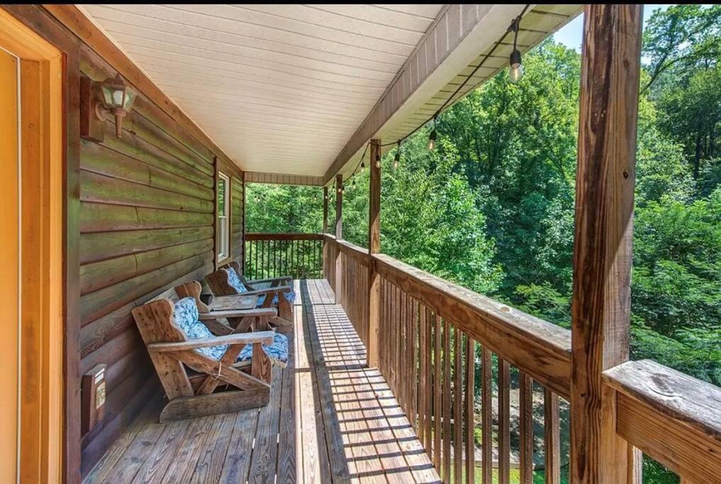 Smokey Mountain Retreat, Hot Tub, Game Room, Sleeps 8! Gatlinburg Eksteriør billede