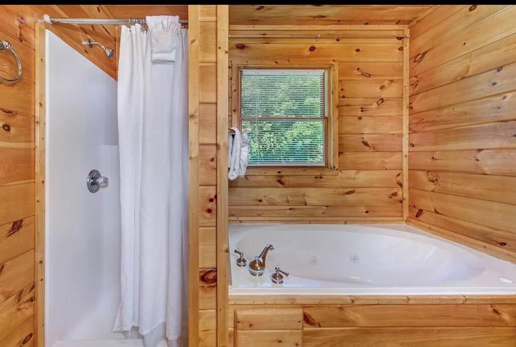 Smokey Mountain Retreat, Hot Tub, Game Room, Sleeps 8! Gatlinburg Eksteriør billede