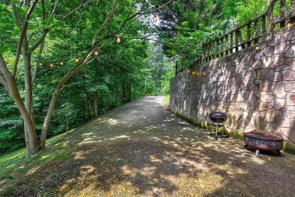 Smokey Mountain Retreat, Hot Tub, Game Room, Sleeps 8! Gatlinburg Eksteriør billede