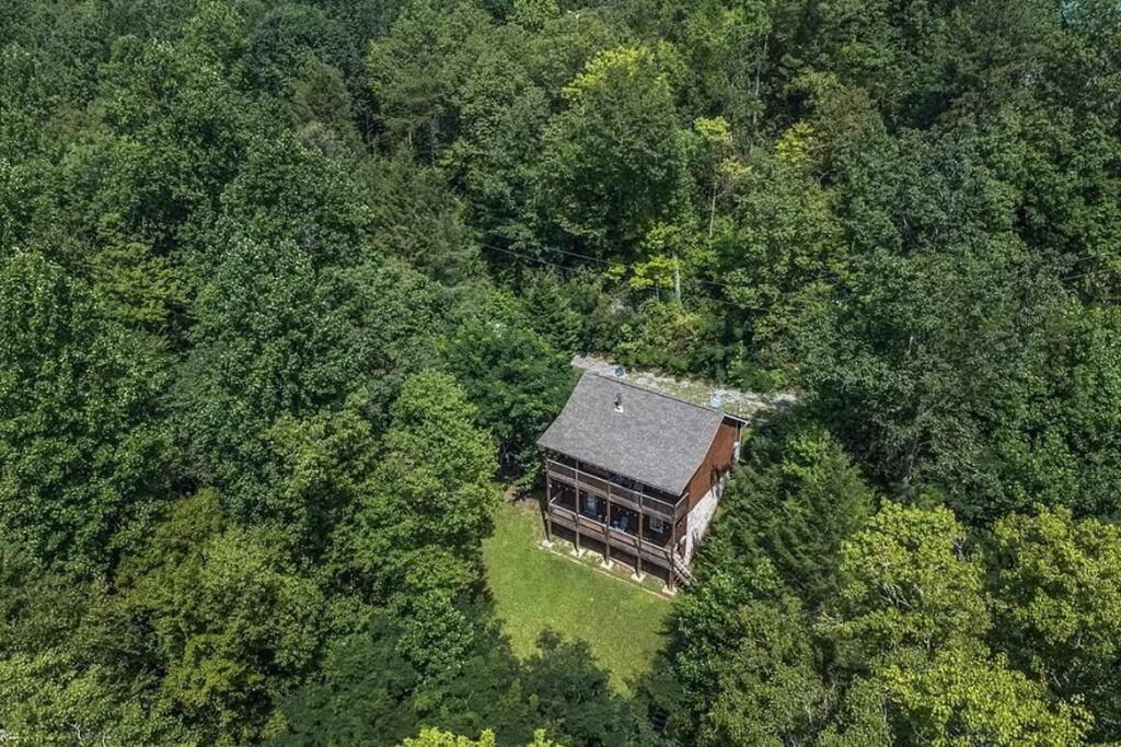 Smokey Mountain Retreat, Hot Tub, Game Room, Sleeps 8! Gatlinburg Eksteriør billede