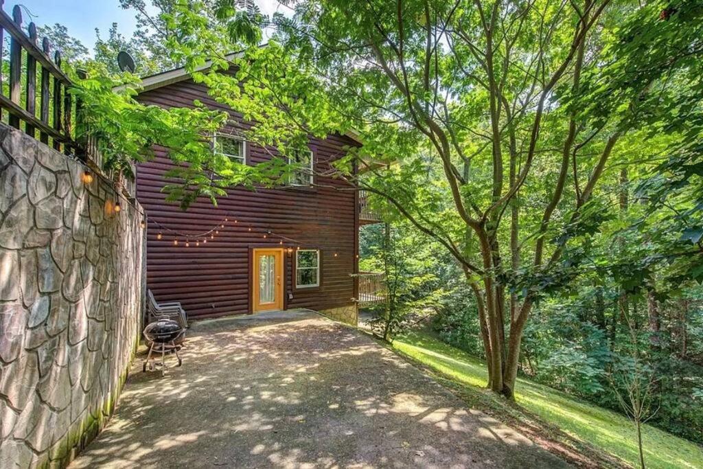 Smokey Mountain Retreat, Hot Tub, Game Room, Sleeps 8! Gatlinburg Eksteriør billede