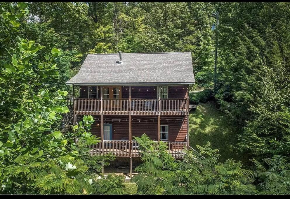 Smokey Mountain Retreat, Hot Tub, Game Room, Sleeps 8! Gatlinburg Eksteriør billede