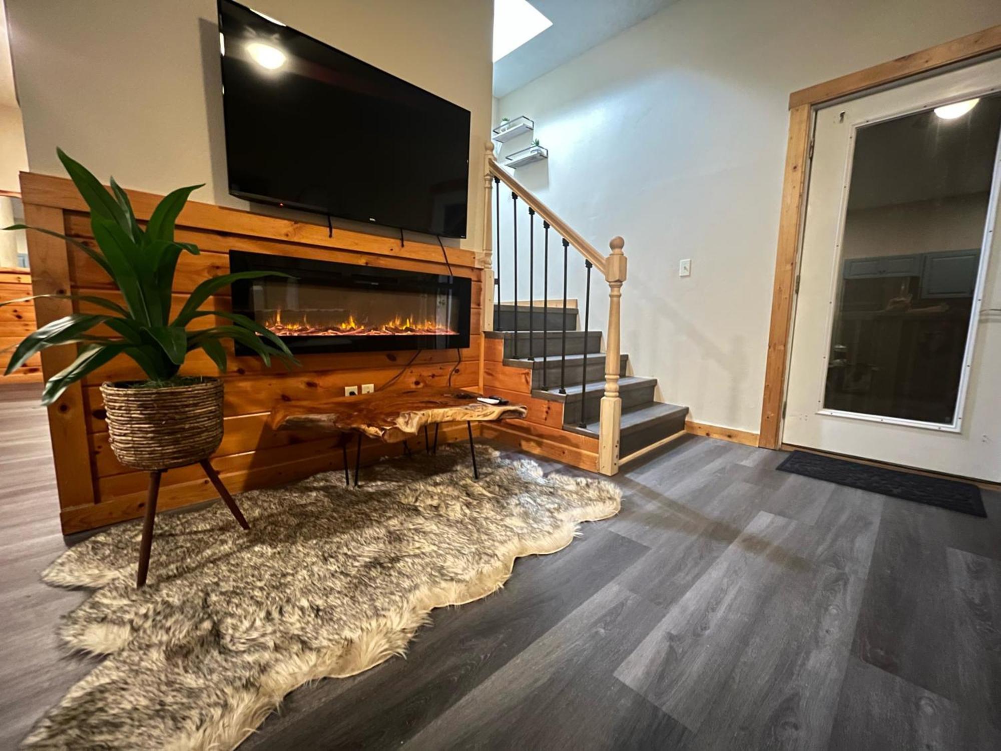 Smokey Mountain Retreat, Hot Tub, Game Room, Sleeps 8! Gatlinburg Eksteriør billede
