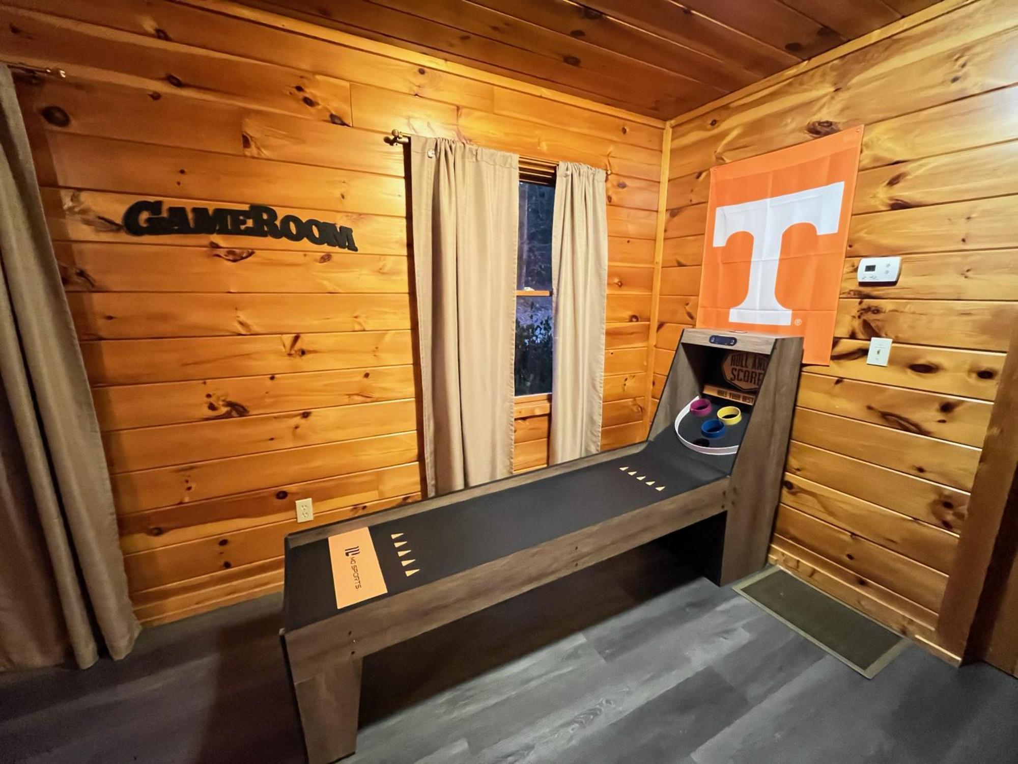 Smokey Mountain Retreat, Hot Tub, Game Room, Sleeps 8! Gatlinburg Eksteriør billede