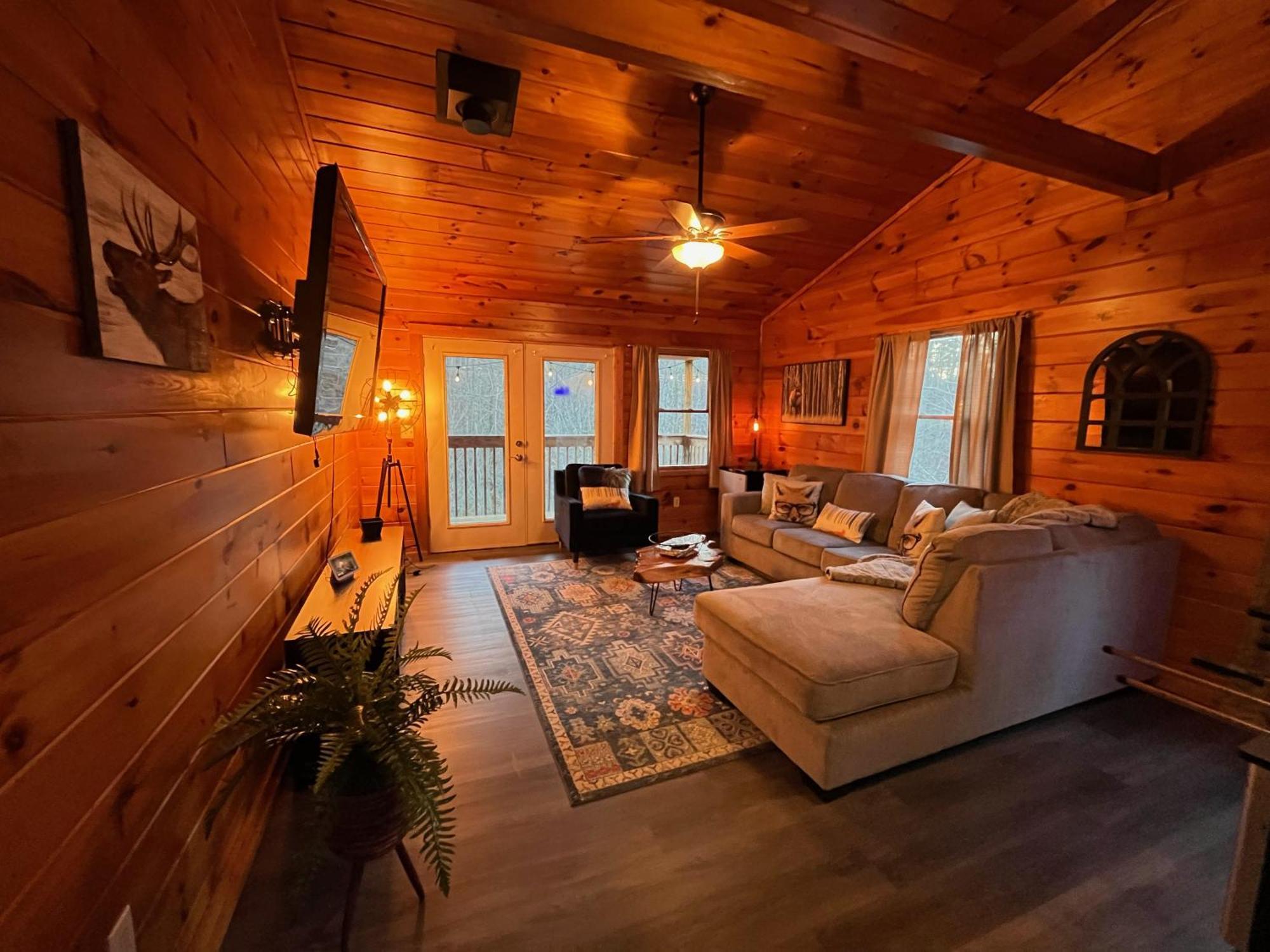 Smokey Mountain Retreat, Hot Tub, Game Room, Sleeps 8! Gatlinburg Eksteriør billede