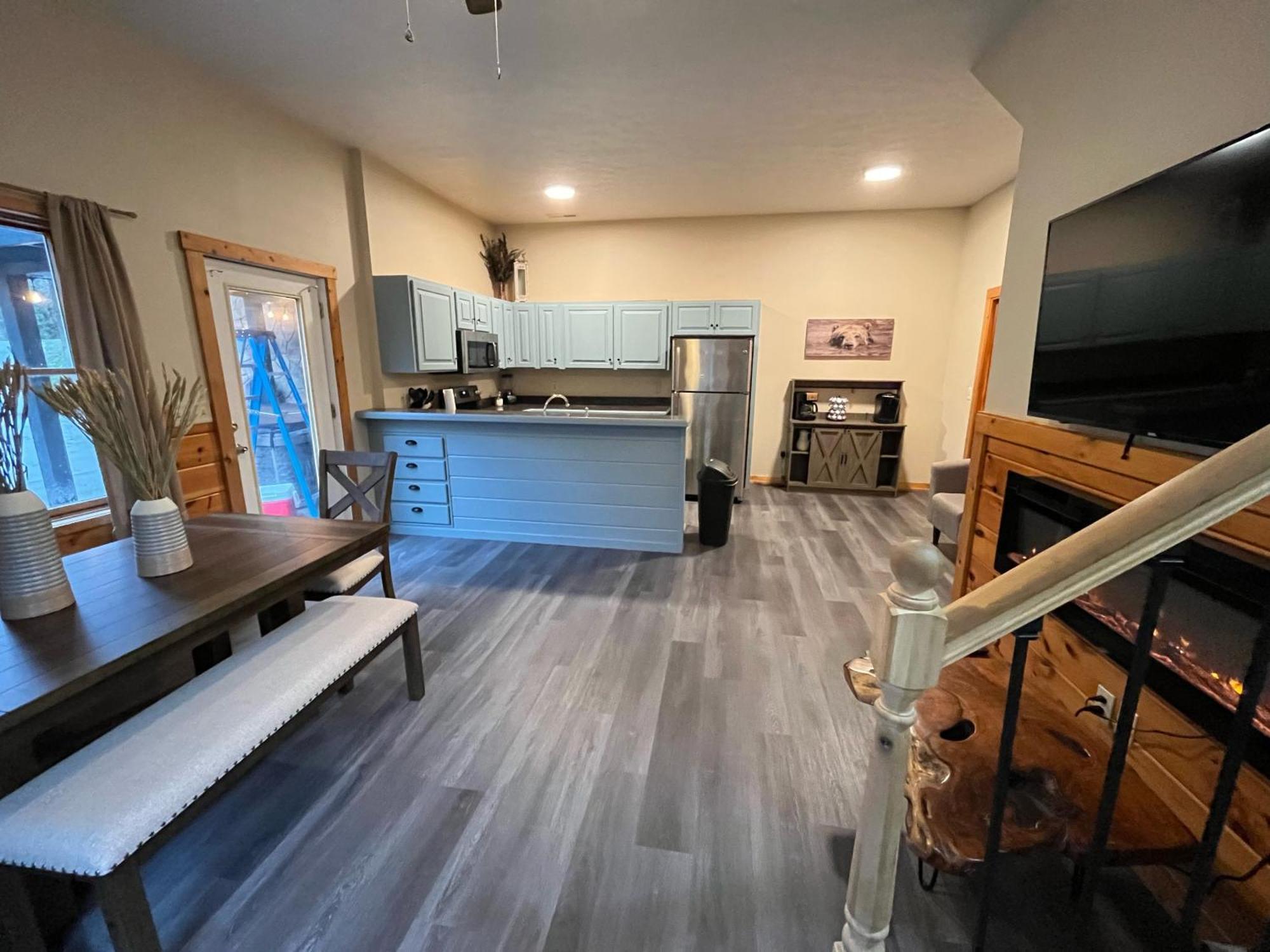 Smokey Mountain Retreat, Hot Tub, Game Room, Sleeps 8! Gatlinburg Eksteriør billede