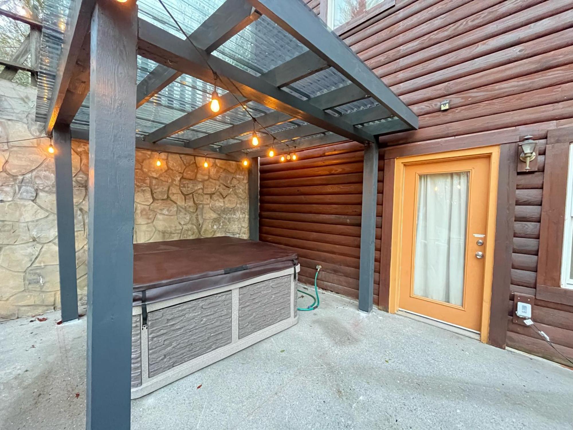 Smokey Mountain Retreat, Hot Tub, Game Room, Sleeps 8! Gatlinburg Eksteriør billede