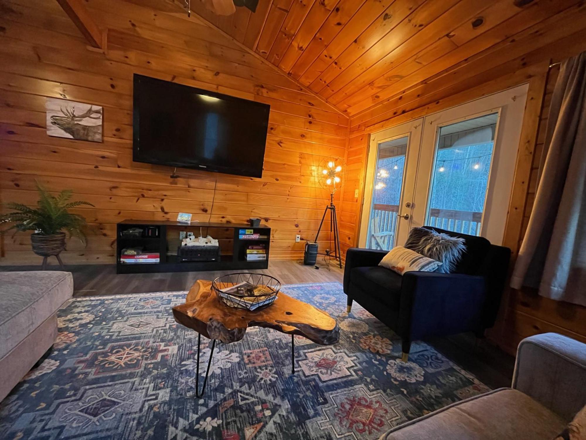 Smokey Mountain Retreat, Hot Tub, Game Room, Sleeps 8! Gatlinburg Eksteriør billede