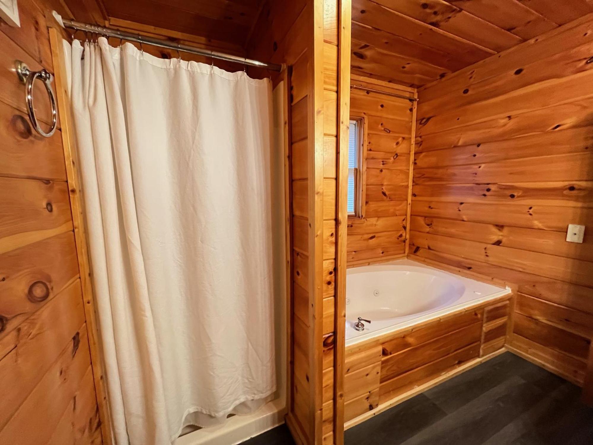 Smokey Mountain Retreat, Hot Tub, Game Room, Sleeps 8! Gatlinburg Eksteriør billede
