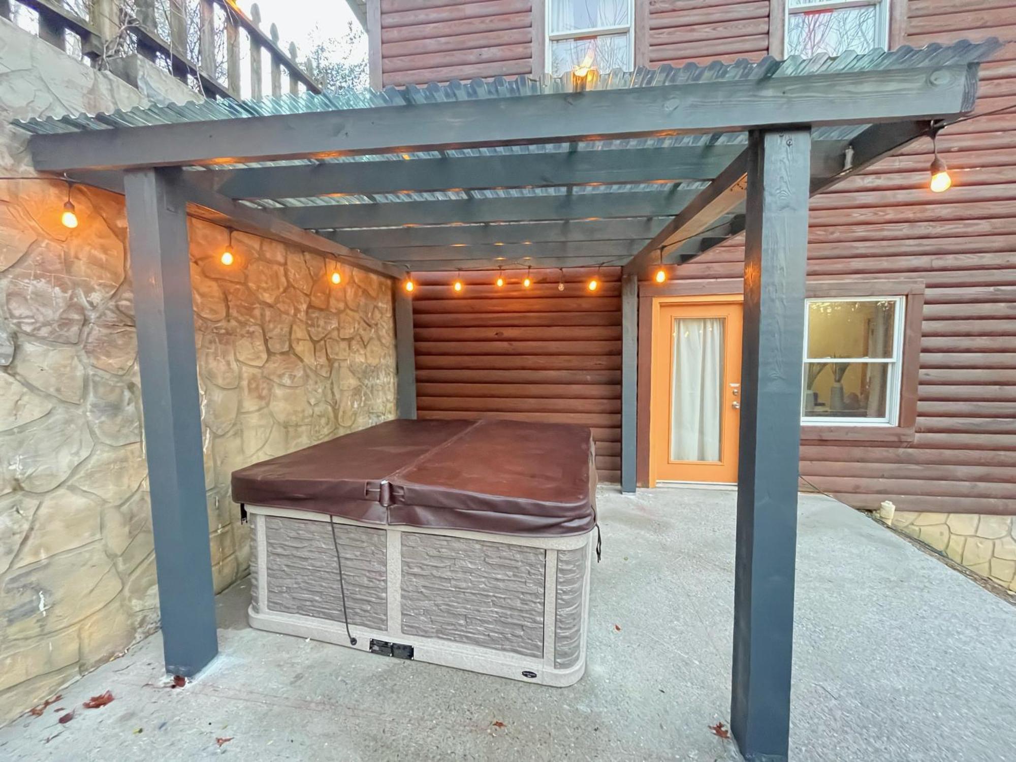 Smokey Mountain Retreat, Hot Tub, Game Room, Sleeps 8! Gatlinburg Eksteriør billede