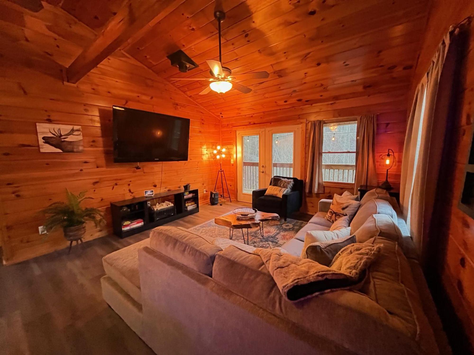 Smokey Mountain Retreat, Hot Tub, Game Room, Sleeps 8! Gatlinburg Eksteriør billede