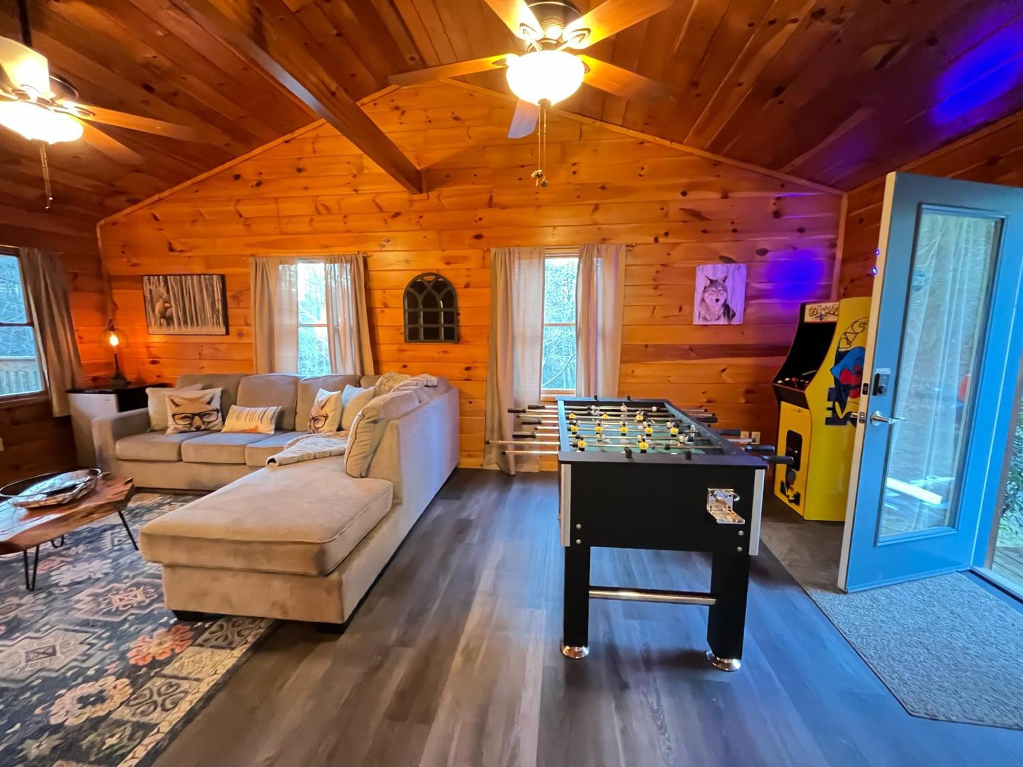 Smokey Mountain Retreat, Hot Tub, Game Room, Sleeps 8! Gatlinburg Eksteriør billede