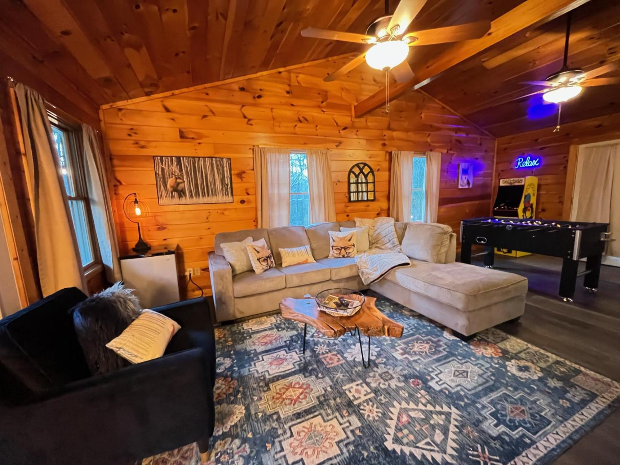 Smokey Mountain Retreat, Hot Tub, Game Room, Sleeps 8! Gatlinburg Eksteriør billede
