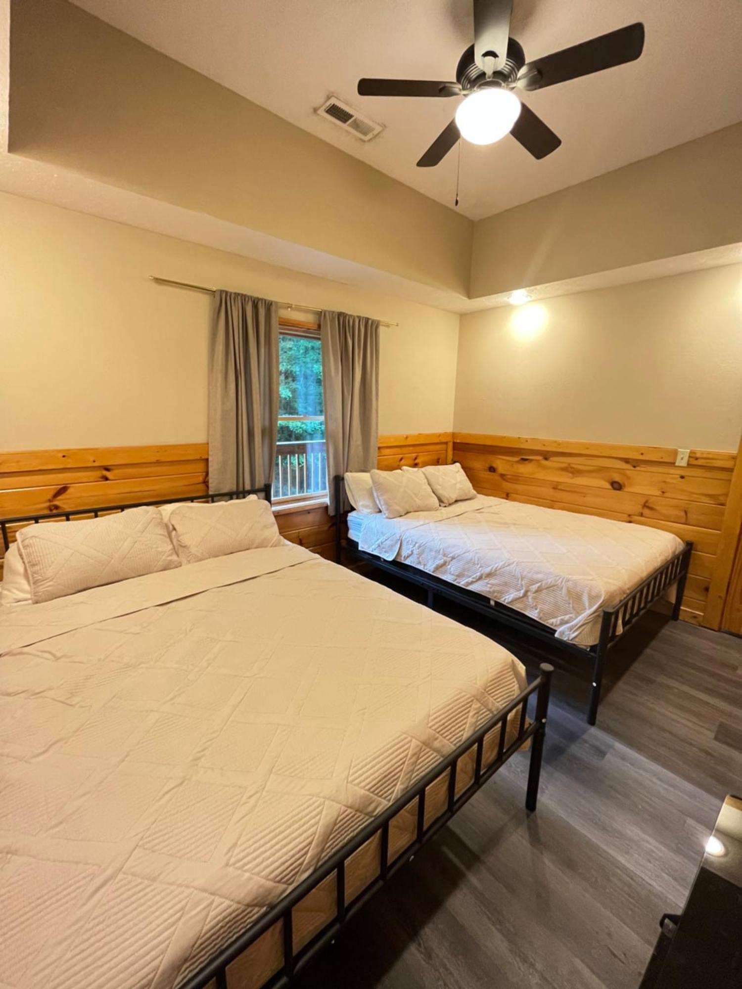Smokey Mountain Retreat, Hot Tub, Game Room, Sleeps 8! Gatlinburg Eksteriør billede